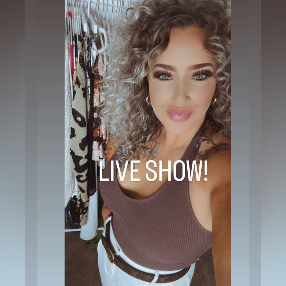 LIVE SHOW ❀
Like this listing to be notified when I’m live! ♡ - Picture 4 of 6